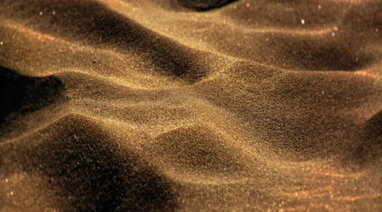 Nằm mơ thấy cát có điềm gì? Gợi ý con số may mắn phát tài?