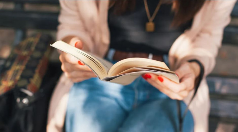 Mơ thấy đọc sách điềm báo gì? Lành hay dữ? Con số liên quan